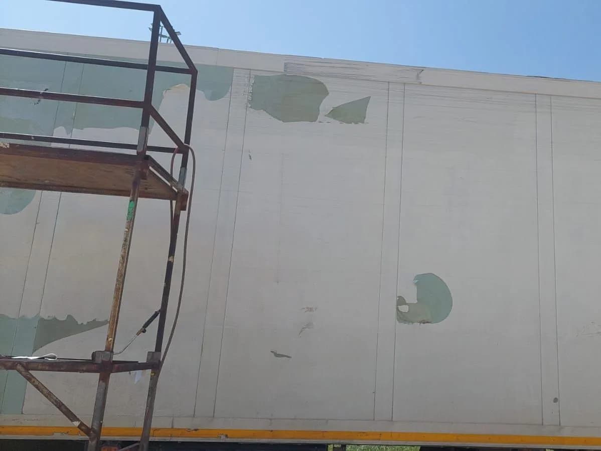 Sticker sökümü sonrası dorse yüzeyinde kalan yapışkan izleri