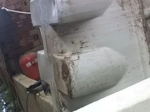 Bina terasına kurulu polyester su deposunun gövdesi