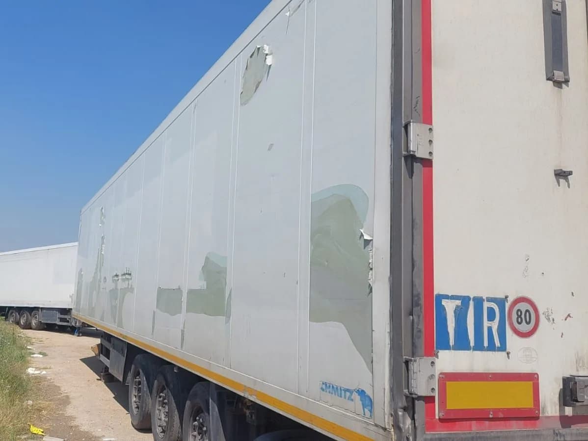 Sticker sökümü yapılan tır dorsesinin dış yüzeyi